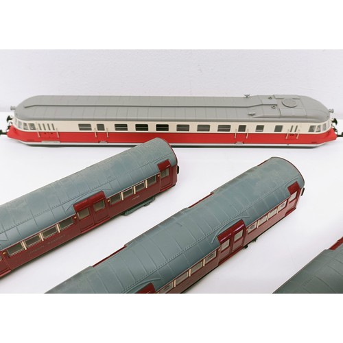 258 - An OO gauge locomotive, and a three car train set (4)  Provenance: From a vast single owner collecti... 