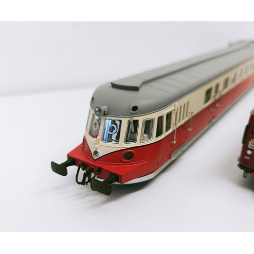 258 - An OO gauge locomotive, and a three car train set (4)  Provenance: From a vast single owner collecti... 