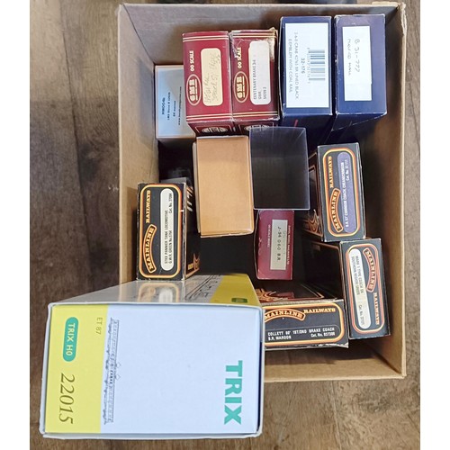 236 - Assorted empty HO and OO gauge boxes, assorted makers and models (2 boxes)  Provenance: From a vast ... 