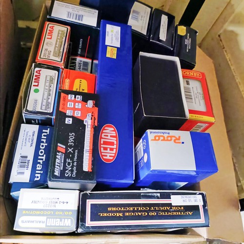 236 - Assorted empty HO and OO gauge boxes, assorted makers and models (2 boxes)  Provenance: From a vast ... 