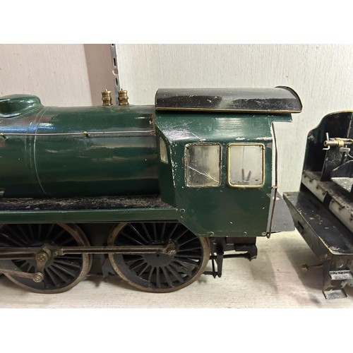 356 - A 3 1/2 inch live steam 4-6-0 locomotive and tender, in green and black livery, approx. 124 cm long ... 