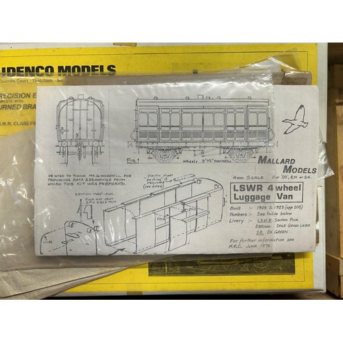 371 - A Jidenco Models locomotive kit, unassembled, and assorted related items, in a pine box with oval pl... 