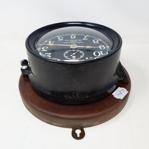 525 - A Mark I U.S. Navy Deck Clock, stamped N (within a circle) 51652, 1942, on a wooden mount, 17 cm dia... 