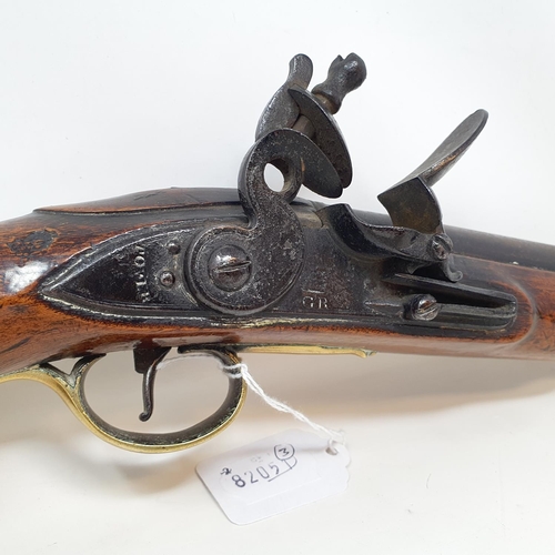 553 - A George III Tower flintlock pistol, the 23.5 cm barrel having a breech with proof stamps, the lock ... 