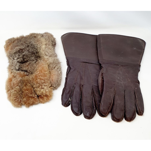 559 - A pair of Luftwaffe type gauntlets, and a single fur and leather gauntlet (3)