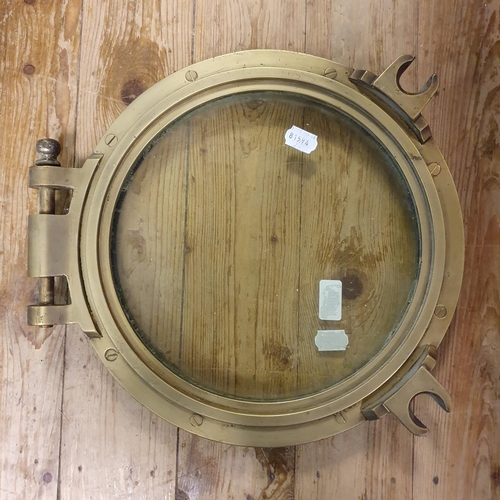 560 - A ship's bronze porthole, 35 cm diameter