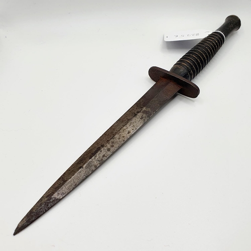 562 - A Fairbairn & Sykes style fighting commando knife, with a wooden handle, 28.5 cm