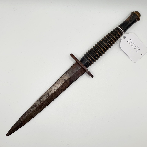 562 - A Fairbairn & Sykes style fighting commando knife, with a wooden handle, 28.5 cm