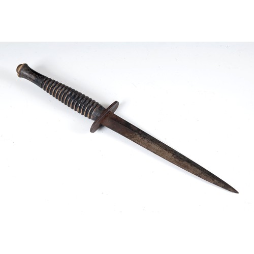 562 - A Fairbairn & Sykes style fighting commando knife, with a wooden handle, 28.5 cm