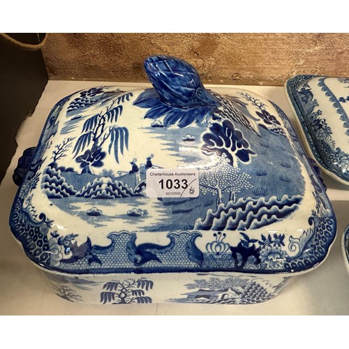 1033 - A 19th century blue and white tureen, four others and a stand (6)