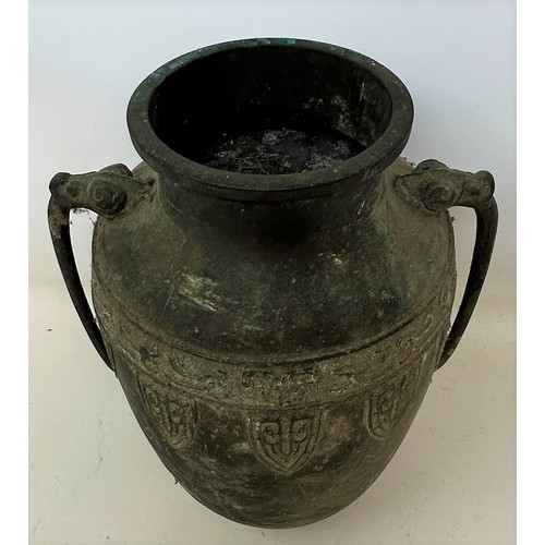 1087 - A Chinese bronze vase, 23.5 cm high