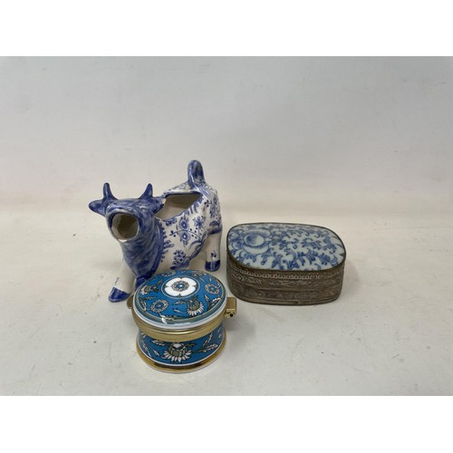 652 - A quantity of ceramic pots, perfume bottles and assorted items