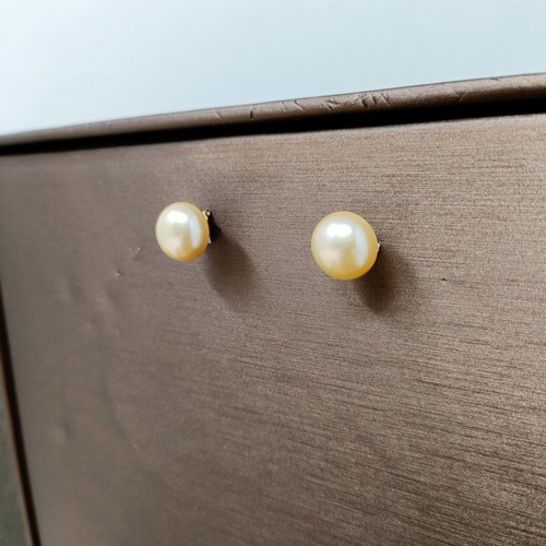 219 - A Mikoya pearl necklace, with an 18ct gold clasp, and matching earrings, in a presentation box