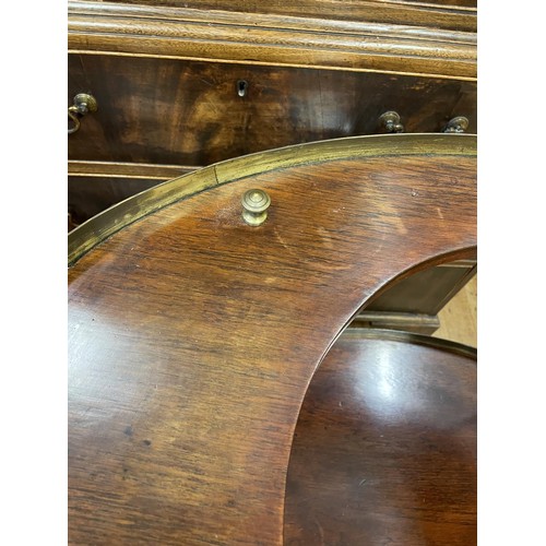 886 - An unusual pair of mahogany and brass campaign oval washstands, having three tiers, 85 cm high x 70 ... 