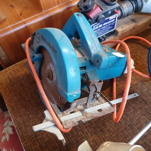 518 - An Axminster belt sander, a Hilka 6 inch bench grinder, and other assorted tools (qty)  Note: From a... 