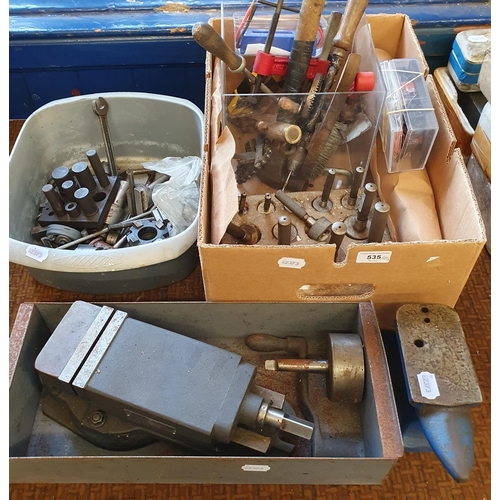 535 - A metal vice, a small anvil, and other tools (qty)