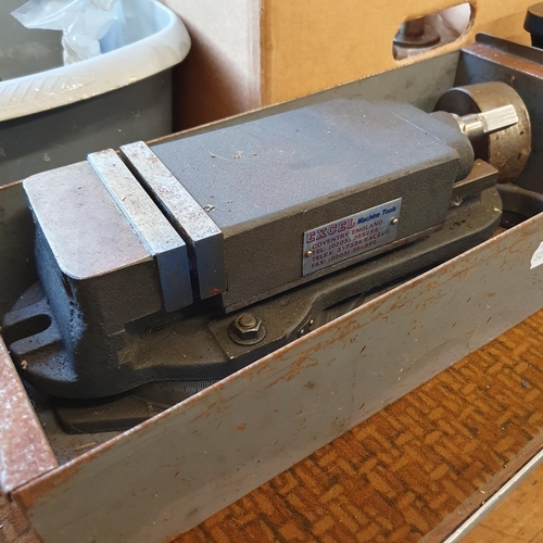 535 - A metal vice, a small anvil, and other tools (qty)