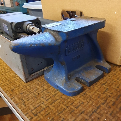 535 - A metal vice, a small anvil, and other tools (qty)