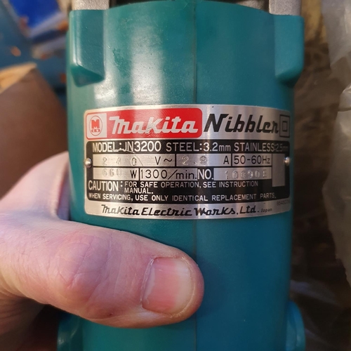 539 - A Makita nibbler, a Makita angled drill, and a scroll saw (3)