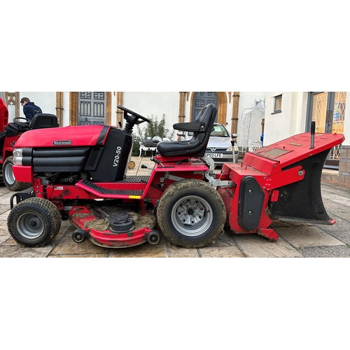 526 - A Westwood V20-50 garden tractor lawn mower, with a Countax grass box, one key  Note: From a decease... 