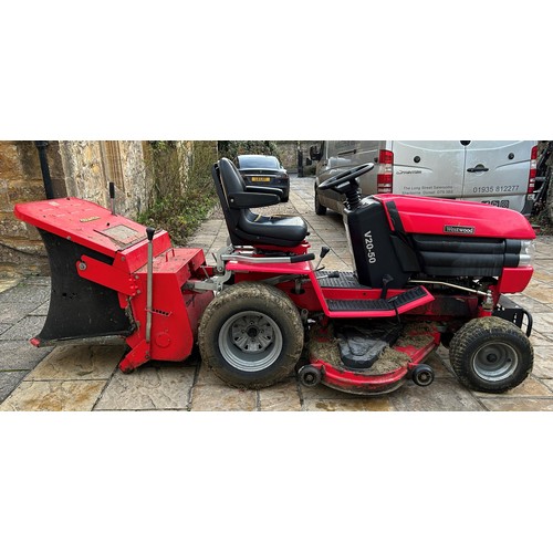 526 - A Westwood V20-50 garden tractor lawn mower, with a Countax grass box, one key  Note: From a decease... 