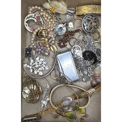 744 - Assorted costume jewellery