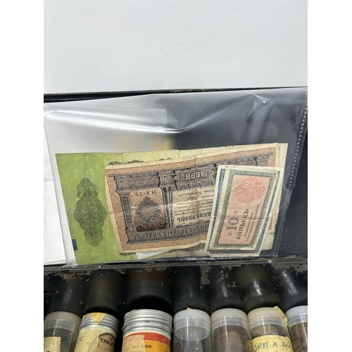 834 - Assorted coins (box)