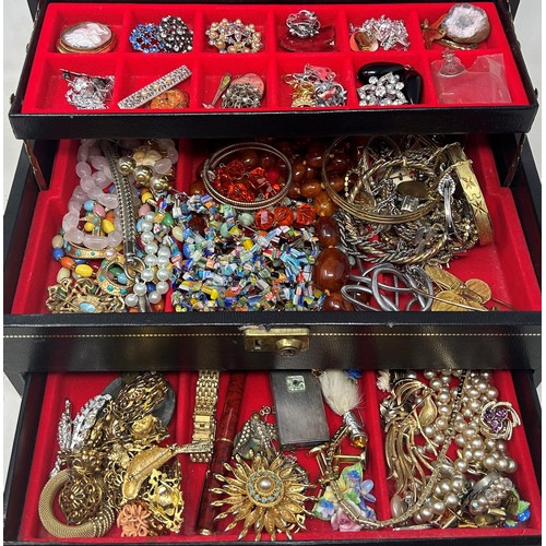 752 - Assorted costume jewellery