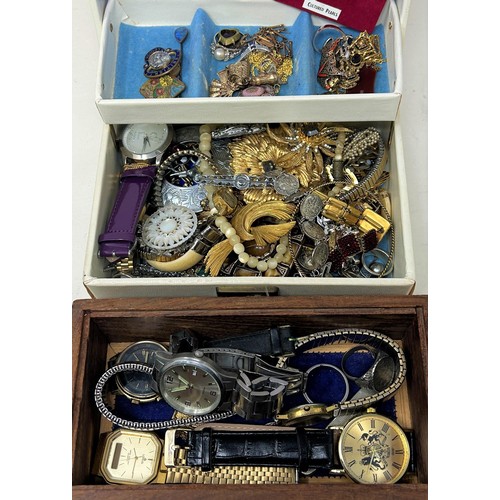 755 - Assorted costume jewellery