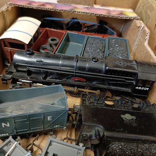 675 - A group of assorted Tri-ang 00 gauge rolling stock, track, an engine and other accessories (box)