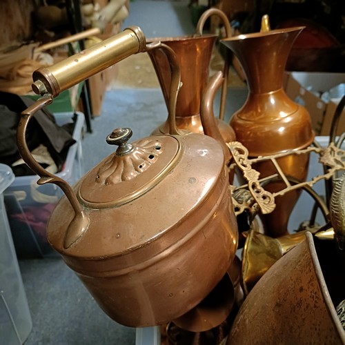 681 - A copper and brass kettle, and assorted metalwares (box)