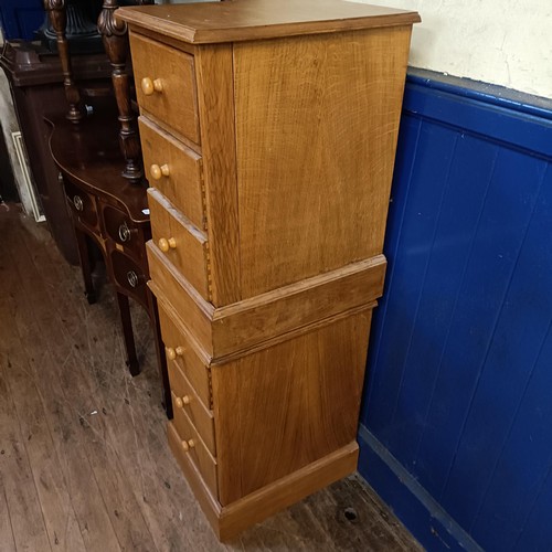 938 - A pair of light oak bedside chests, having three drawers, 64 cm high x 40 cm wide (2)