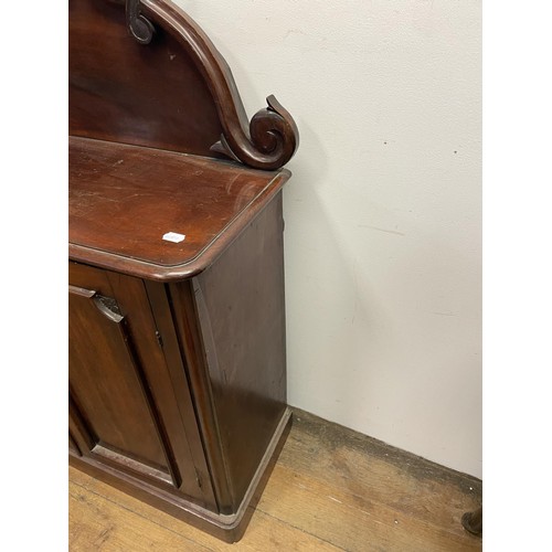 942 - A mahogany chiffonier, 95 cm wide