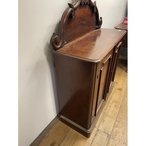 942 - A mahogany chiffonier, 95 cm wide