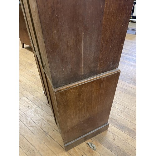 966 - An early 20th century oak chest on chest, 162 cm wide