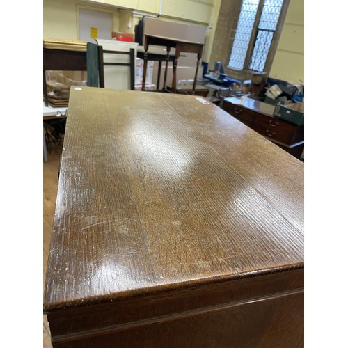 966 - An early 20th century oak chest on chest, 162 cm wide