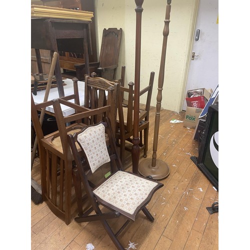 977 - An oak drop leaf table, 99 cm wide, an oval mirror, a set of four oak dining chairs, and other items... 