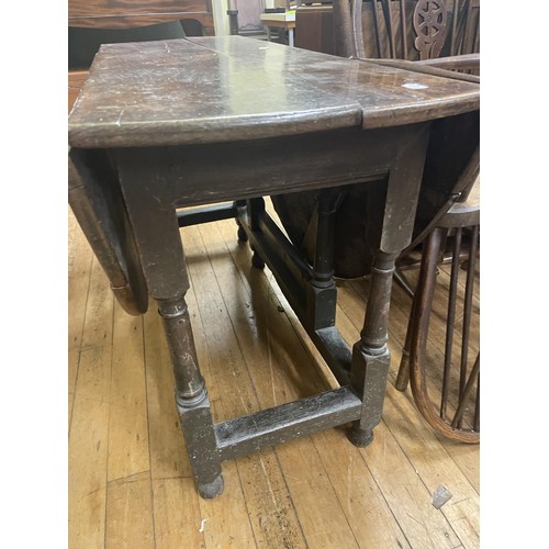 951 - An 18th century oak gateleg table, 130 cm wide