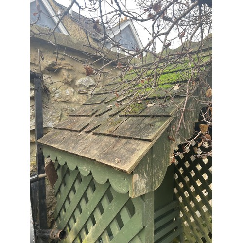 1004 - A green painted wood garden arbour, approx. 140 cm wide