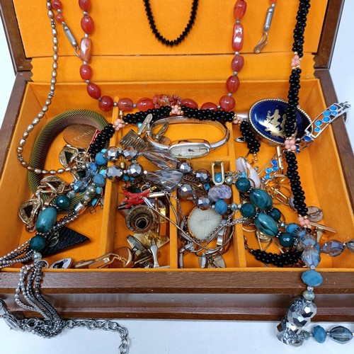 804 - Assorted costume jewellery