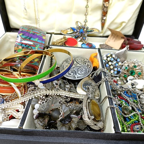 805 - Assorted costume jewellery