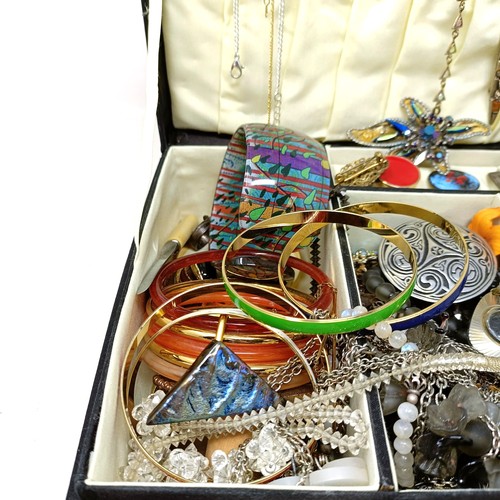 805 - Assorted costume jewellery