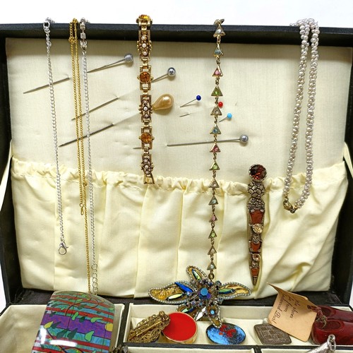 805 - Assorted costume jewellery