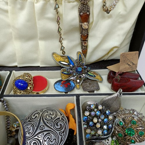 805 - Assorted costume jewellery