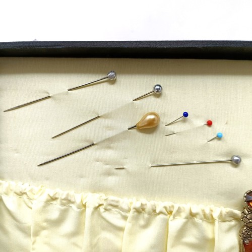 805 - Assorted costume jewellery