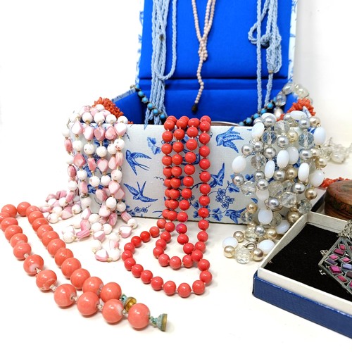 806 - A coral necklace, and assorted costume jewellery (box)