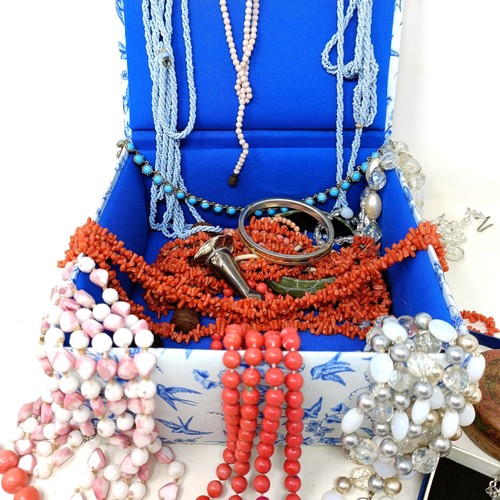 806 - A coral necklace, and assorted costume jewellery (box)