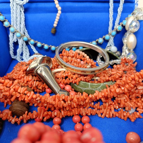 806 - A coral necklace, and assorted costume jewellery (box)