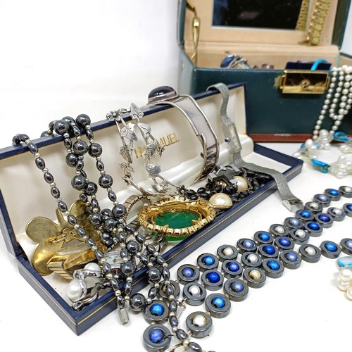 807 - Assorted costume jewellery (box)