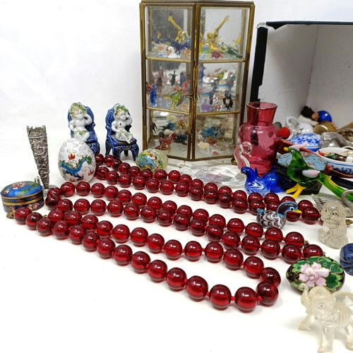 808 - A red bead necklace, assorted miniature glass ornaments, and other items (box)